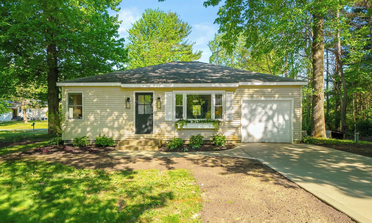South Haven House | Cozy South Haven Retreat Near Pilgrim Haven Beach!