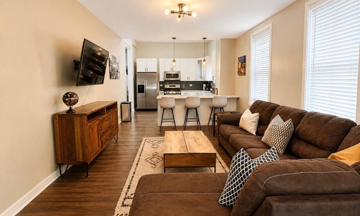 North Center Apartment | Cozy Train Vibes + Rare Parking x3