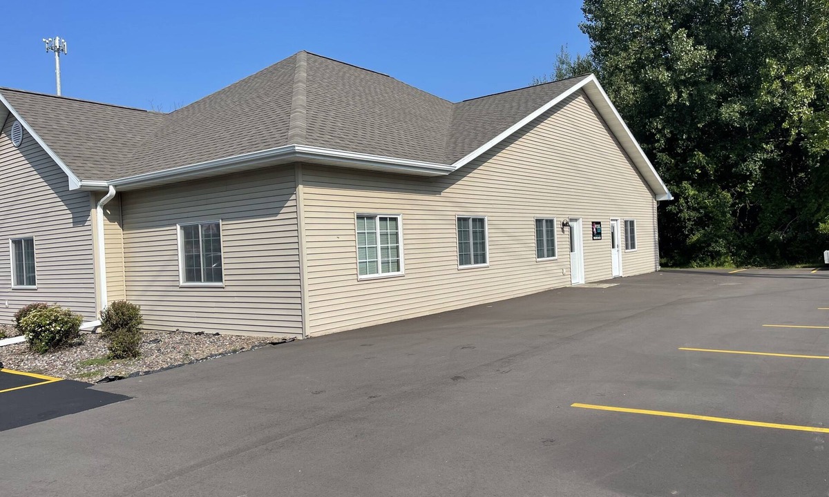 Suamico House | Crafters Retreat, ‘Posie, Too!’ Sleeps 12, 9 Miles North of Lambeau Field