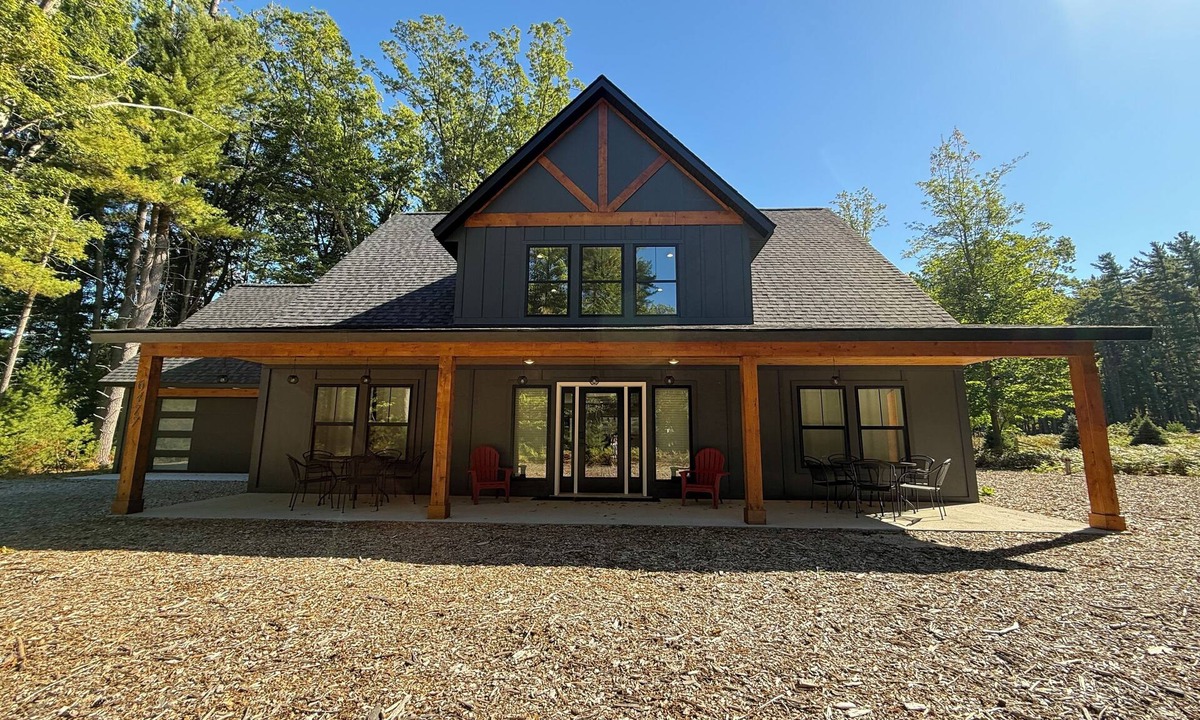 Empire House | Cranberry Lodge - Hot Tub - Gaming Tables - Pet-Friendly - Sleeping Bear Dunes