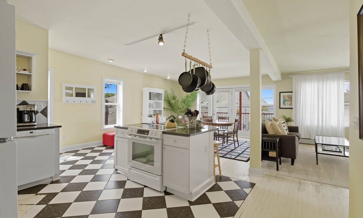 Beulah Apartment | Crystal View, Suite 3