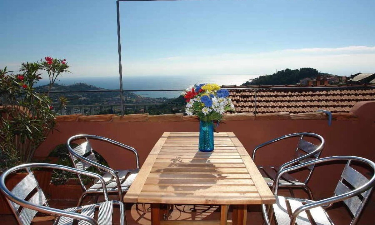 Torrazza Villa | Cute house in the romantic town center of Poggi, Imperia, small roof terrace with sea views