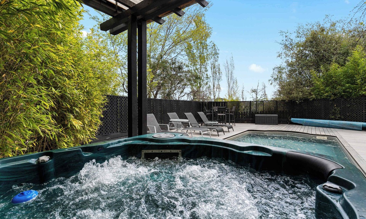 Daylesford House | Daylesford house + studio for 8 with pool + spa