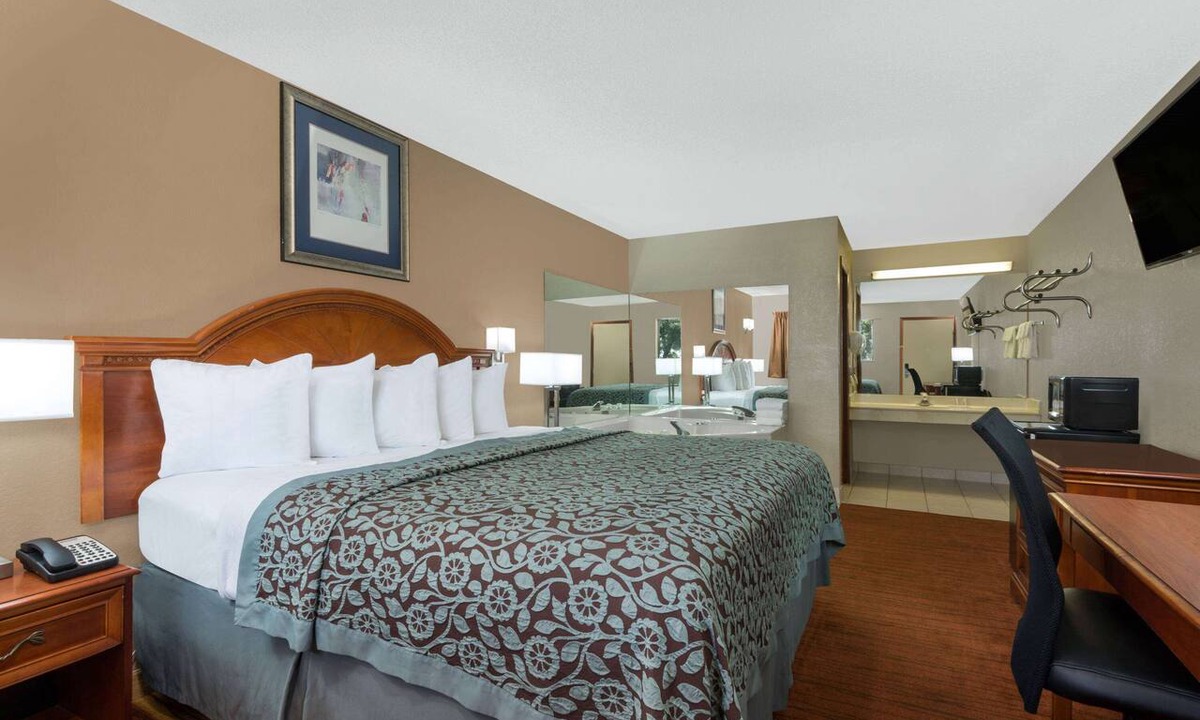 Maumee Hotel | Days Inn by Wyndham Maumee/Toledo