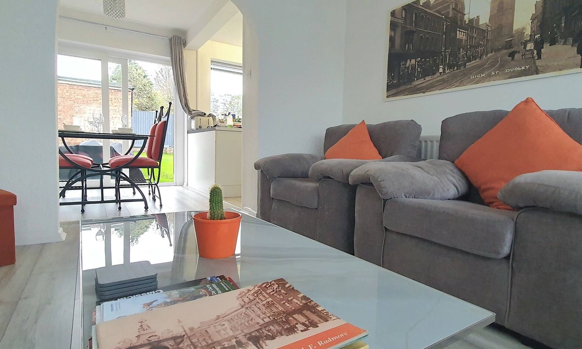 Brierley Hill House | Delightful 3-Bedroom House in Dudley Families and Contractors welcome 5 guests