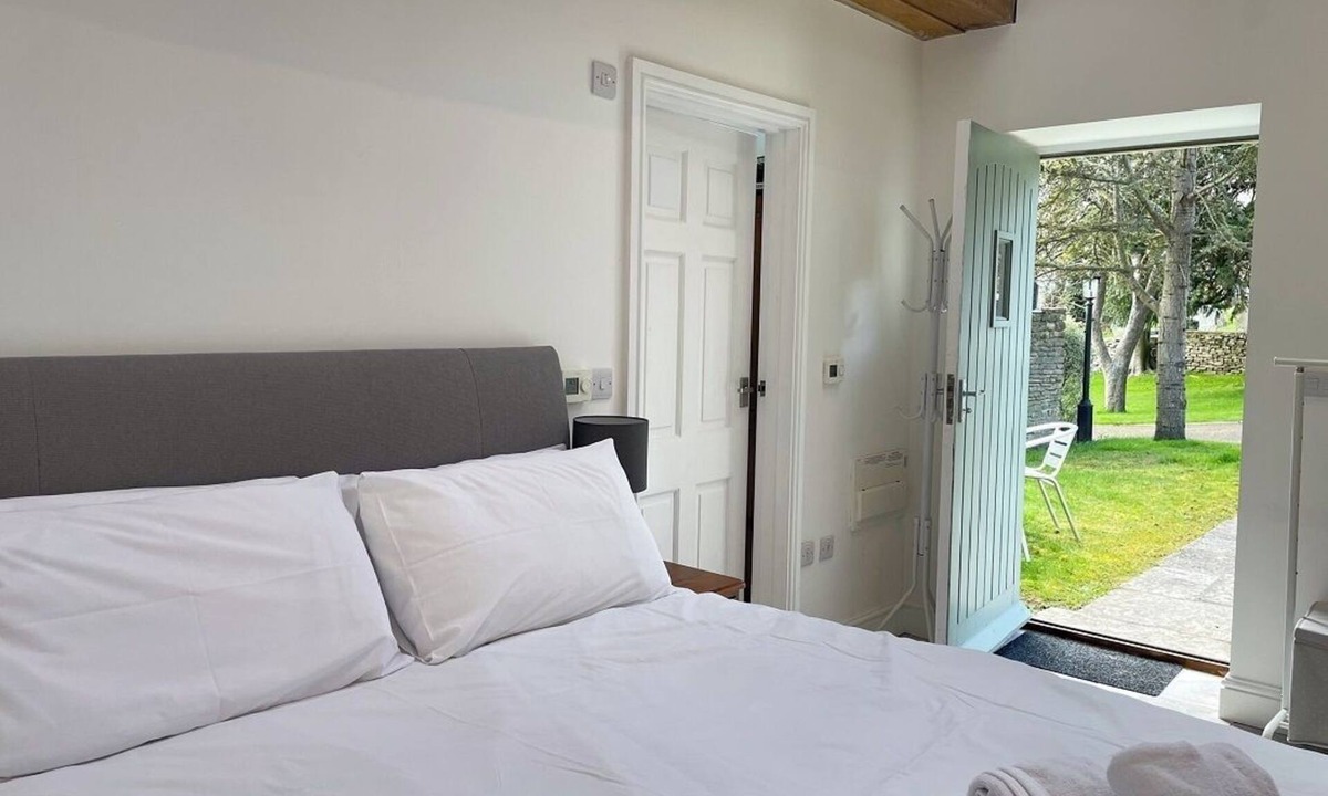 Worth Matravers House | Detached Studio. Sleeps 2, pet friendly, with parking