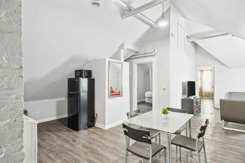 Mexicantown - Southwest Detroit House | Downtown Detroit 2BR | King, WiFi, Parking