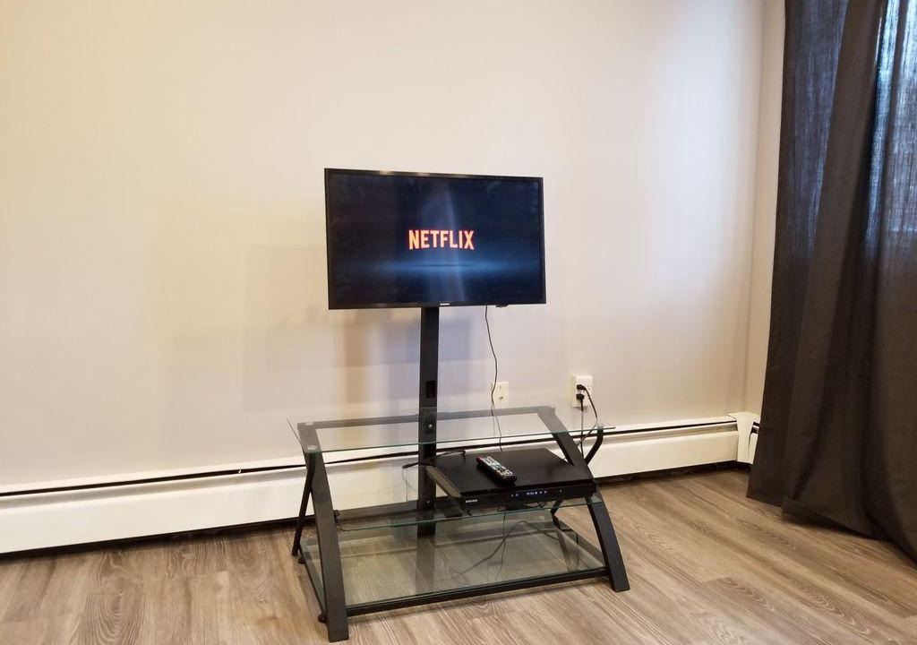North Central Edmonton House | Downtown Spacious 4 bedroom/ Sleeps 9 apartment