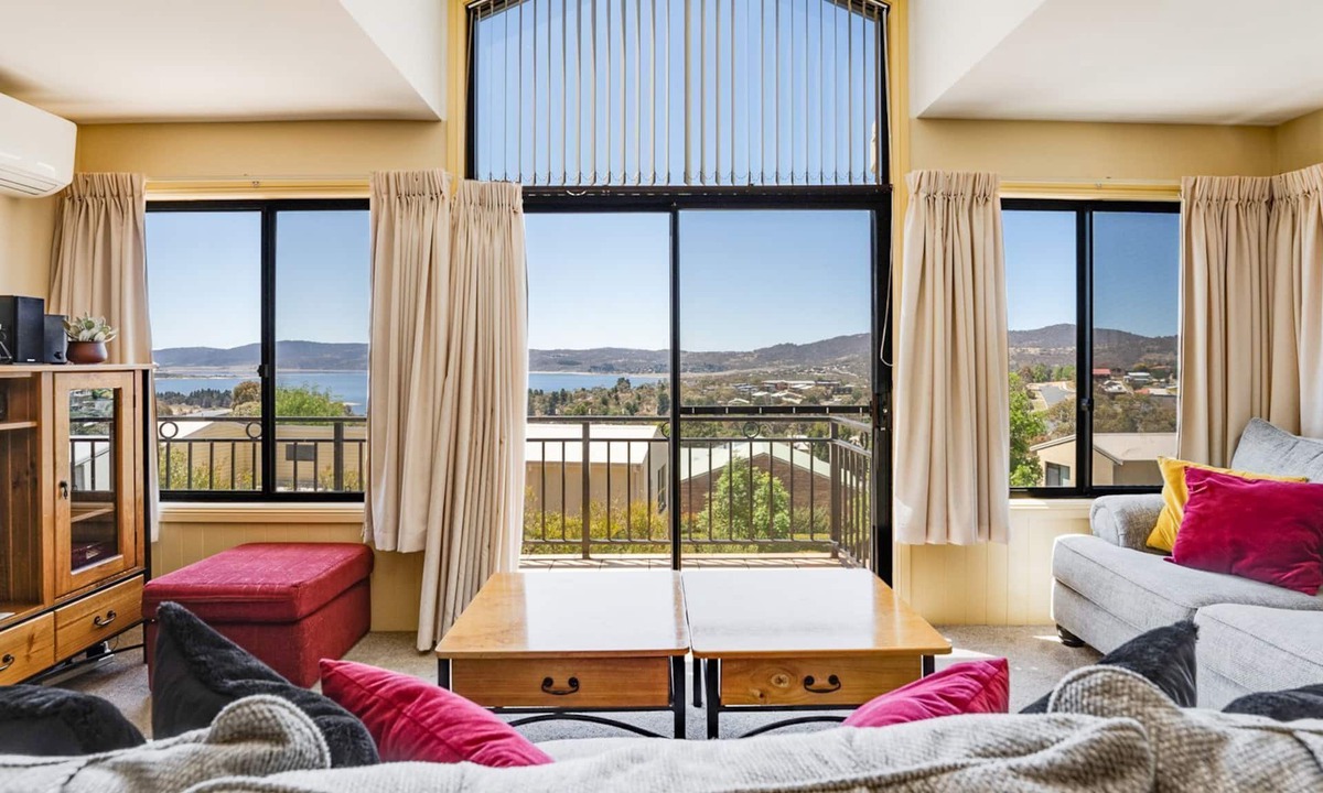 Jindabyne House | Dromaius 5 - 3BR Townhouse l Lake Views l Spa Bath l WiFi l BBQ
