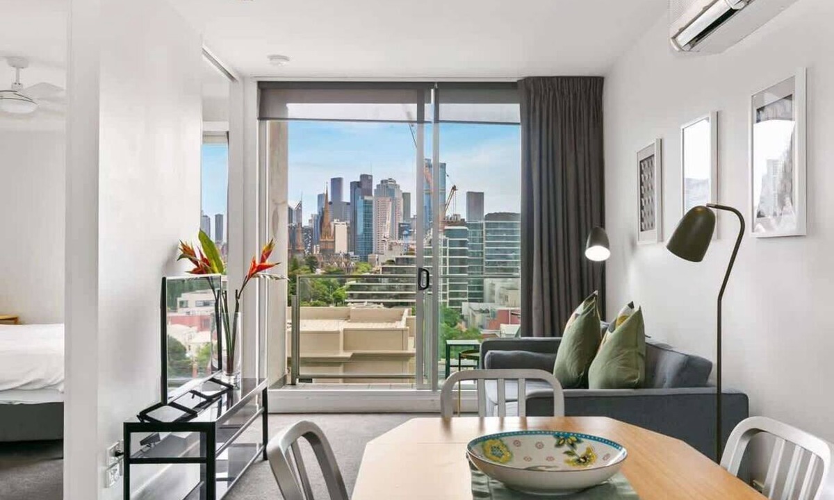 East Melbourne Apartment | East Melbourne Pet Friendly Secure Parking & Pool