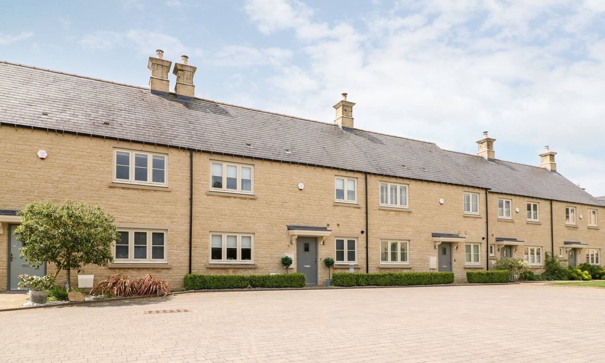 Stow-on-the-Wold House | EAST VIEW, family friendly, with open fire in Stow-On-The-Wold
