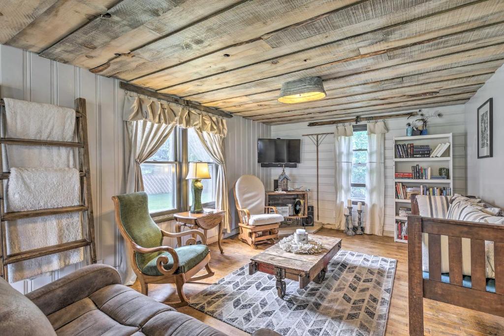Ladysmith House | Eclectic Ladysmith Hideaway: Hike & Hunt!