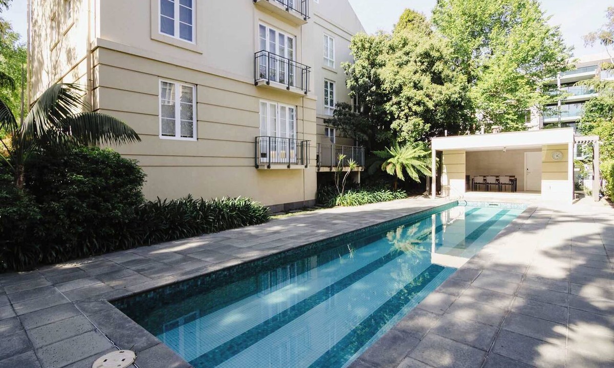 East Melbourne Apartment | Elegant East Melbourne Escape | Pool+Gym+Parking