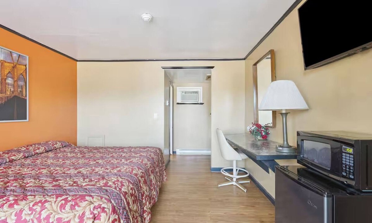 Shields Hotel | Enjoy Convenience + Privacy in Comfortable Room Near Local Dining
