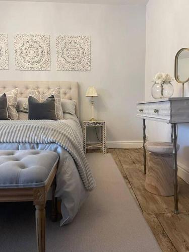 Henley-in-Arden House | Entire Georgian luxury house - 3 Storey- High St Henley-in-Arden -Two bedrooms-Sleeps 4 people Close to Stratford upon Avon - Warwick - Solihull - NEC