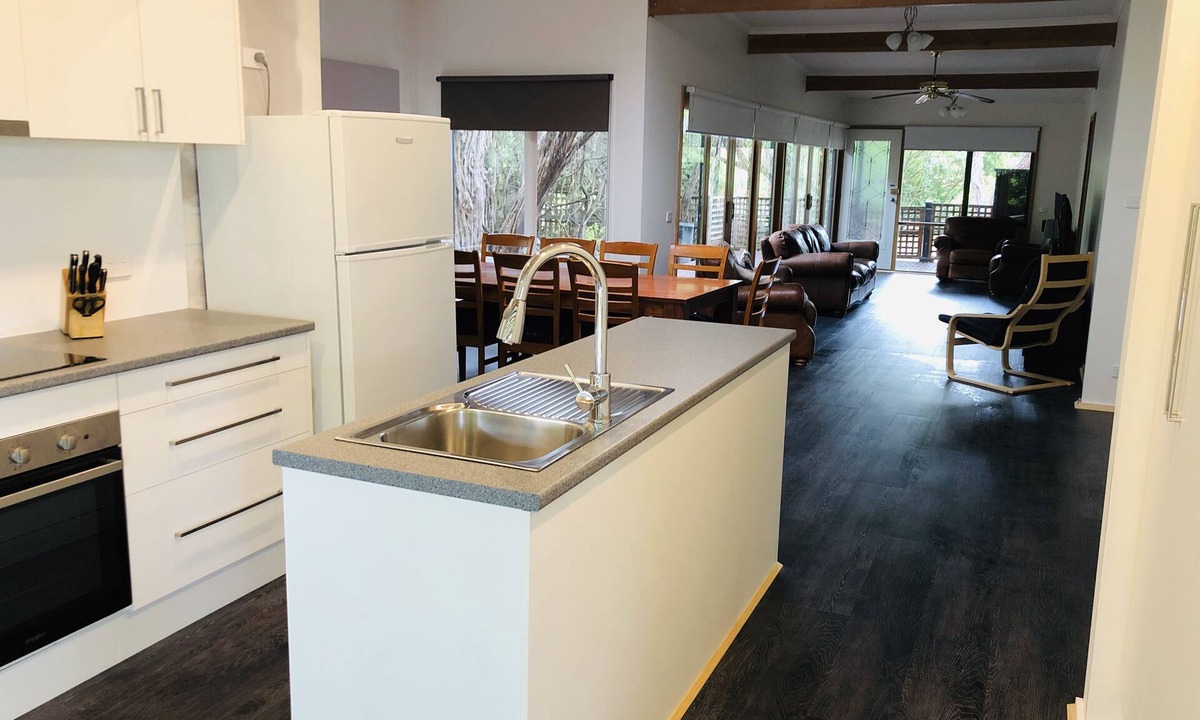 Tootgarook House | Family Beach House · Pets Welcome · Fenced Yard · 1km to Bay Beach · Sleeps 10