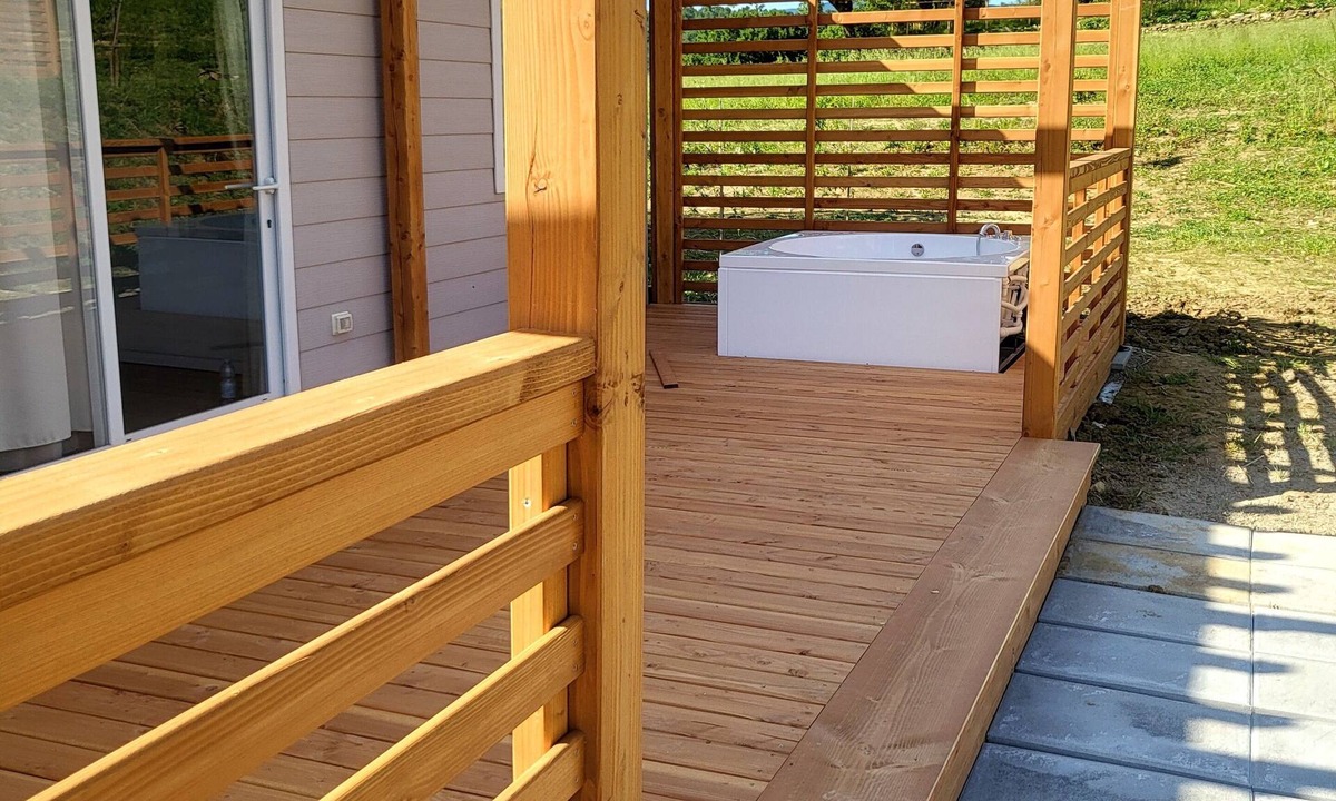 Arezzo House | Family Byngalow with heated Jacuzzi and garden view- Menta
