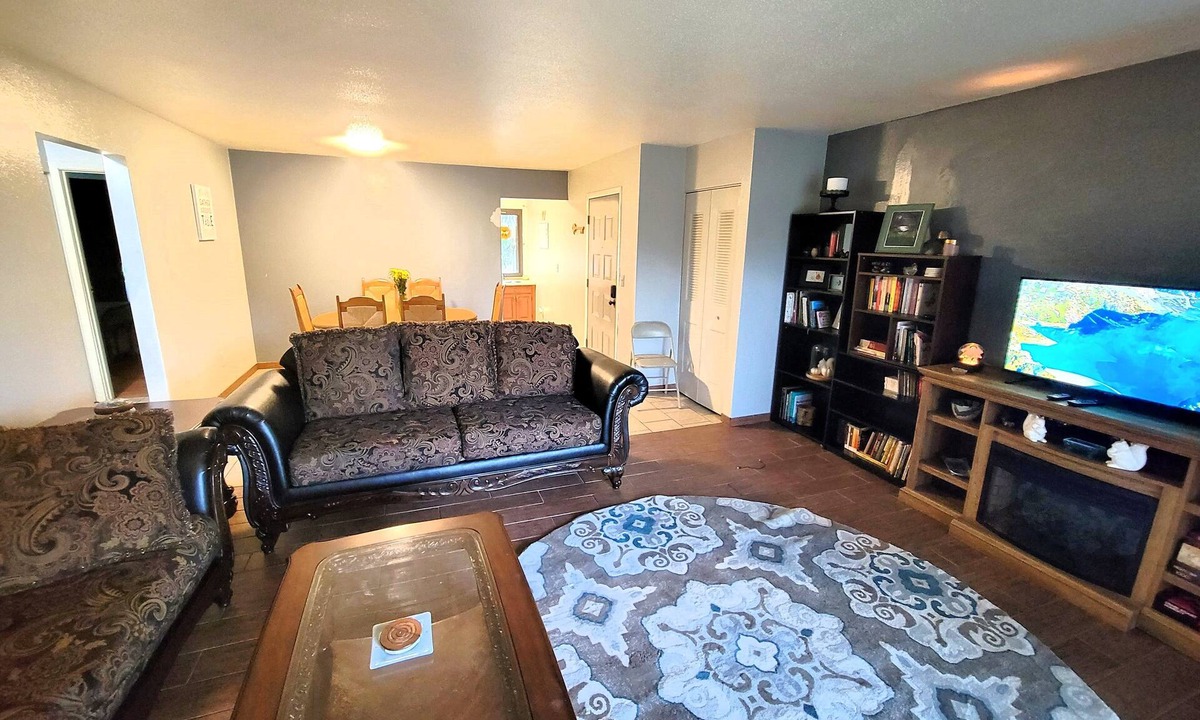 Southwyck Condo | Family Condo minutes from Turnpike, US 23, I75, and Downtown Toledo