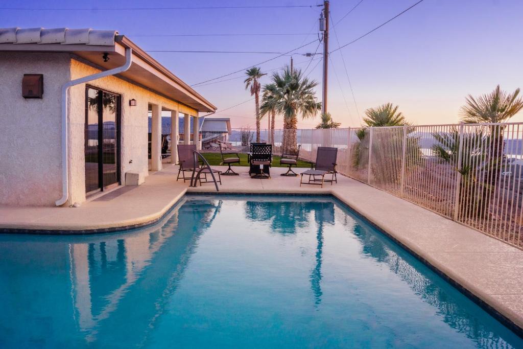 Lake Havasu City House | Family Home! VIEWS - Pool - Pool Table - Boat Garage - Sleep 16 - Fire Pit