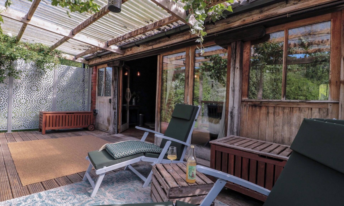 Chepstow Cottage | FERRYMAN'S LODGE, romantic, character holiday cottage in Brockweir