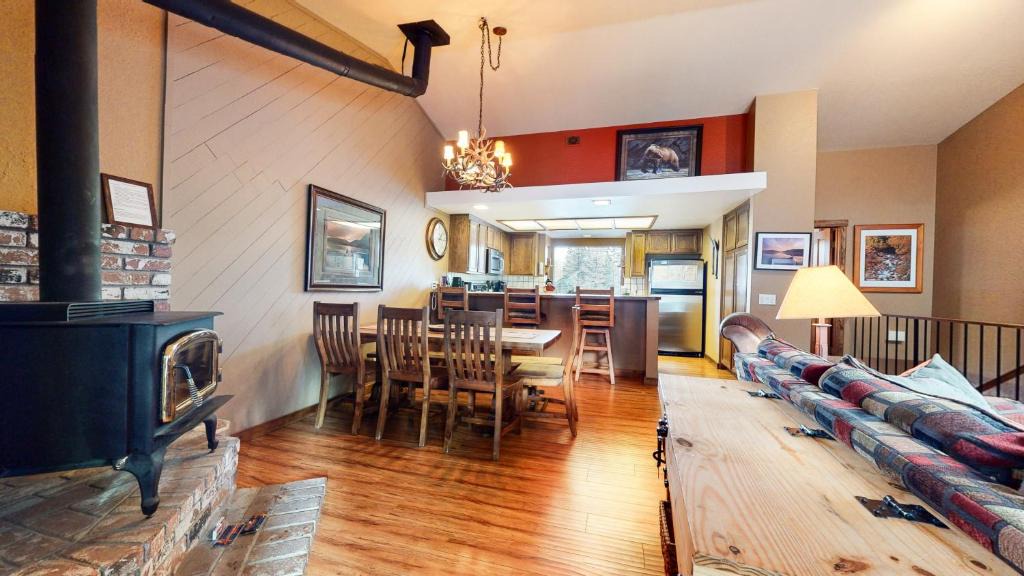 Mammoth Lakes Apartment | Forest Creek 28 Rustic Updated Condo
