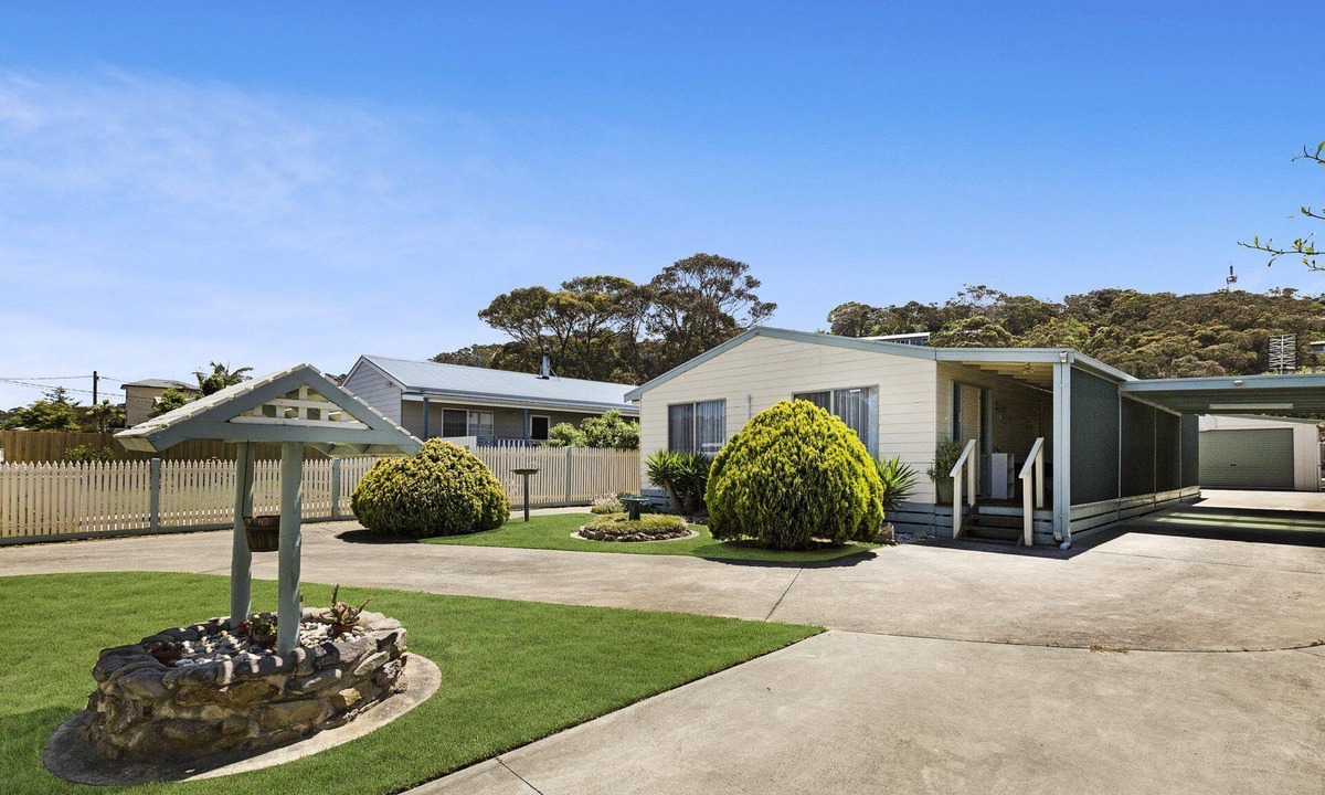Lakes Entrance House | Four Sisters: Cosy beach home, close to the ocean