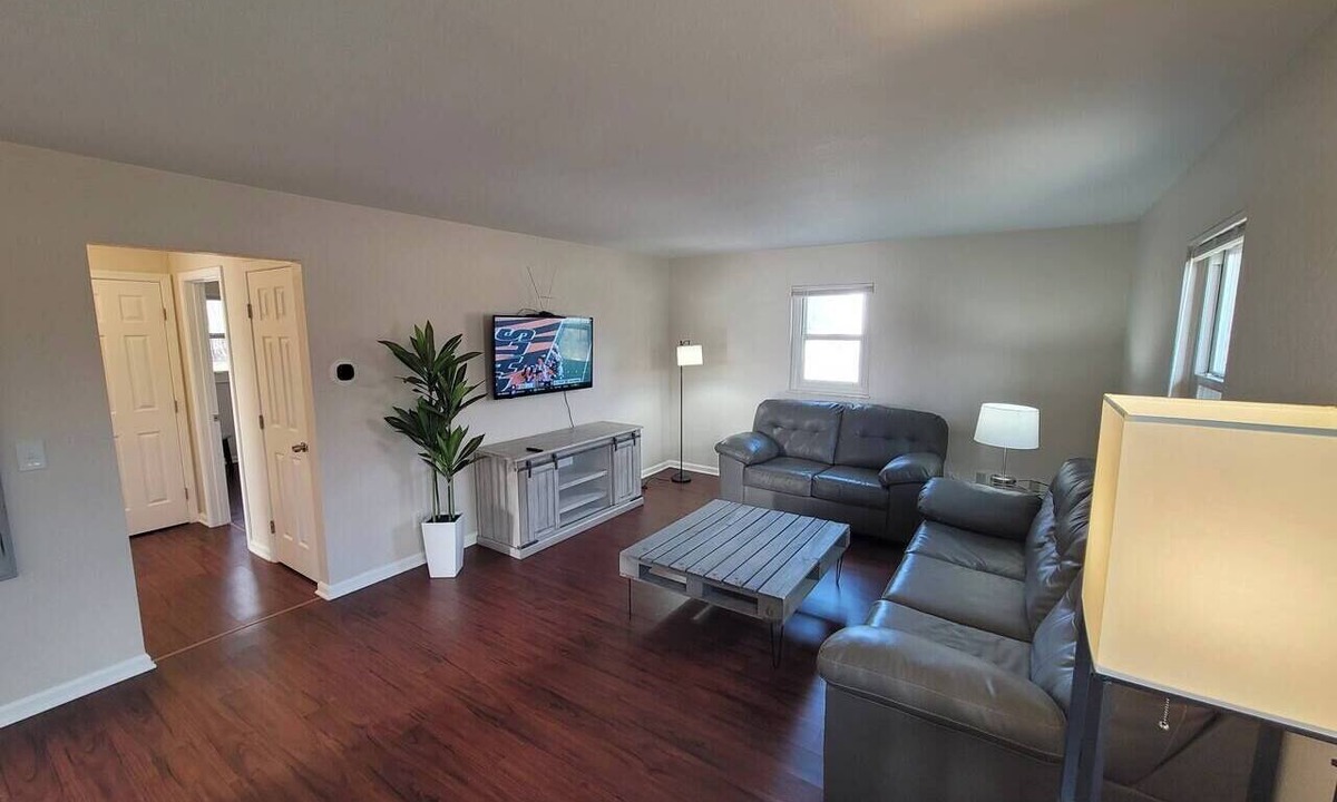 Rossford Apartment | Fresh Remodeled Very Nice Upstairs Bugalo