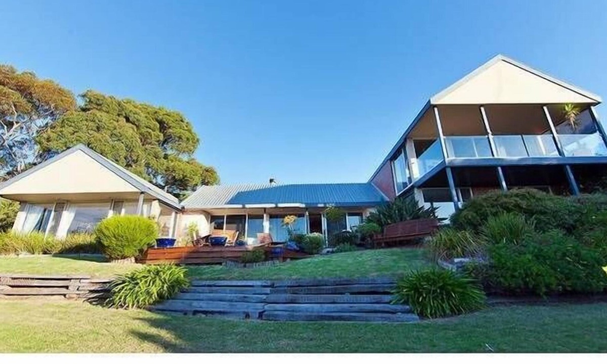 Cowes House | Full view beach house