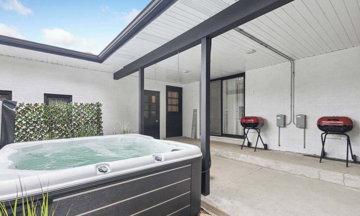 Michigan City House | Game room/Hot Tub/Pet Friendly/Big Groups 20+