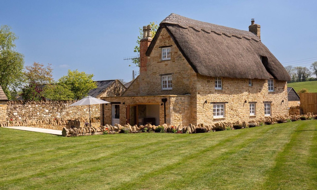 Chipping Campden Cottage | Garden Cottage - a classic thatched cottage in Broad Campden, Sleeps 6 in 3 bedrooms