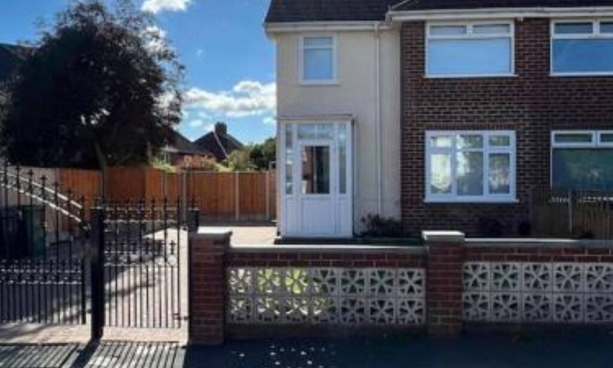 Oldbury House | Gated home close to Birmingham City Centre