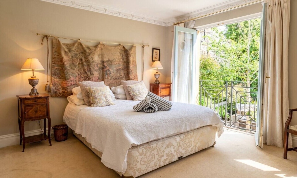 Upper Town Villa | Georgian Townhouse for 4 · 2 En-Suites & Free Parking · Steps to The Circus