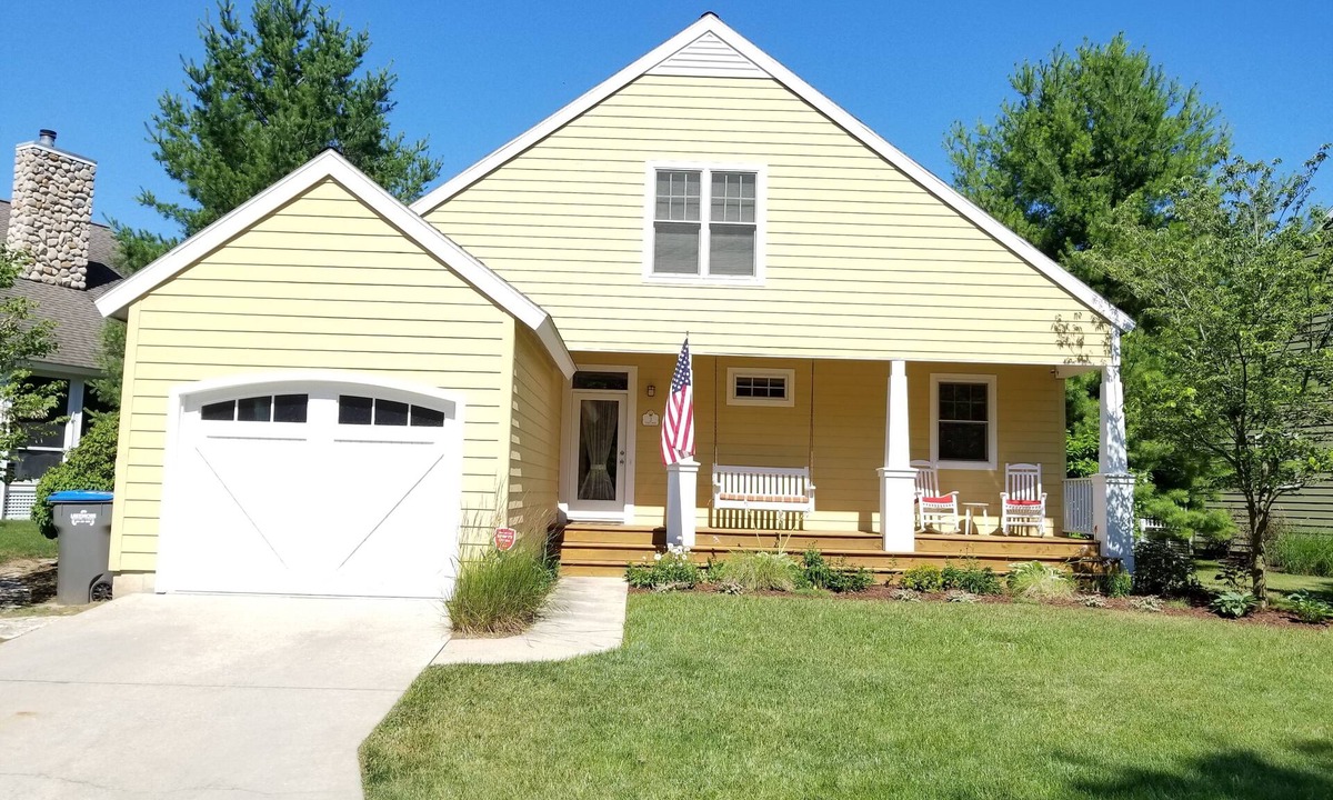 New Buffalo House | Gorgeous Harbor Country Cottage; PRIVATE HOT TUB; close to downtown/beach