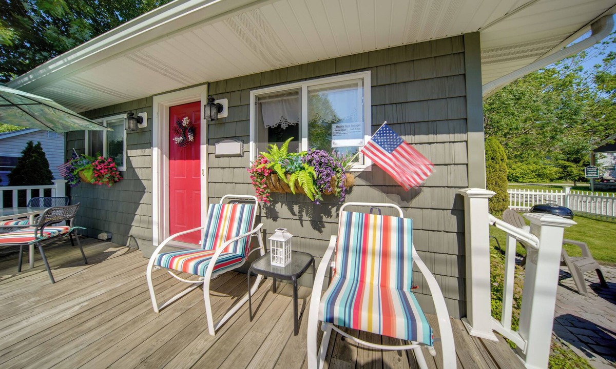 Geneva-on-the-Lake Cabin | GOTL Strip Cottage, Walk to the Beach