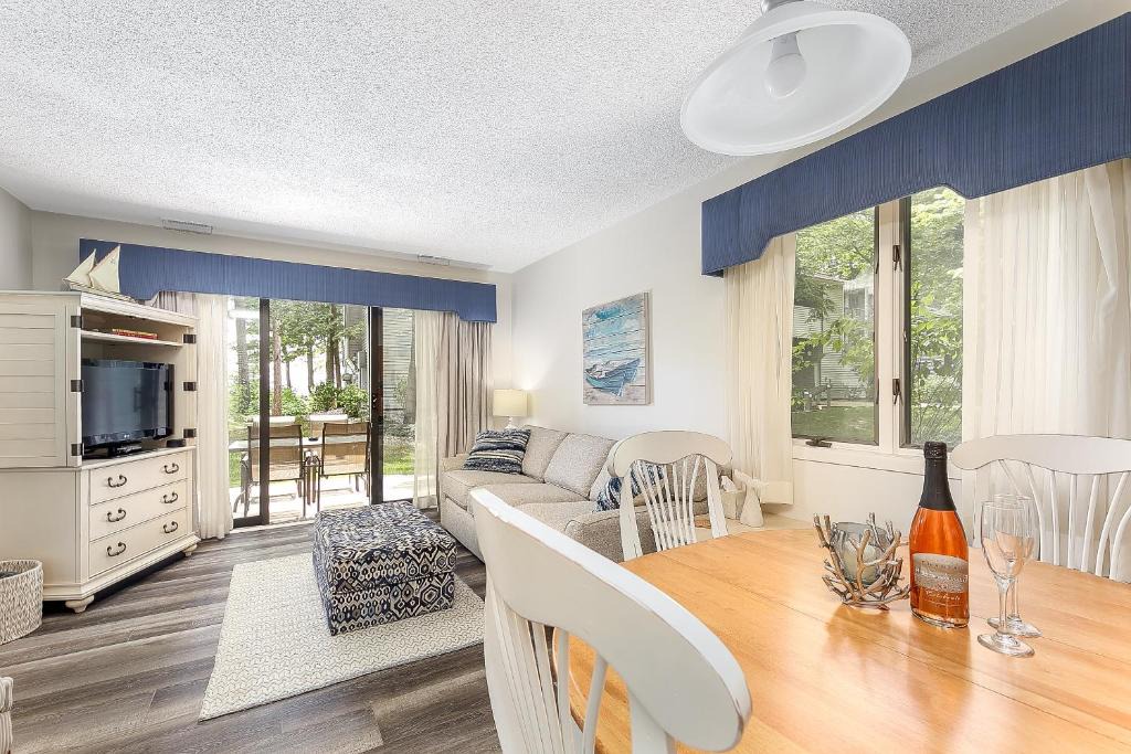 Acme Apartment | Grand Traverse Bay Lake View Condo