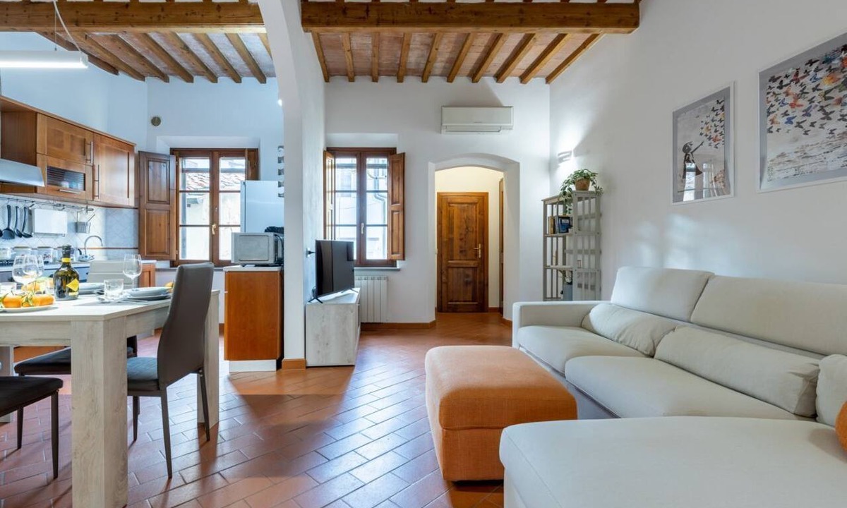 Pisa Apartment | GuestHost - Charming 70 sqm apartment, able to comfortably accommodate up to 4 people, located on the first floor of a building without a lift in Piazza Artigiani. The property is located in an area characterized by the best neighborhood shops, just 200