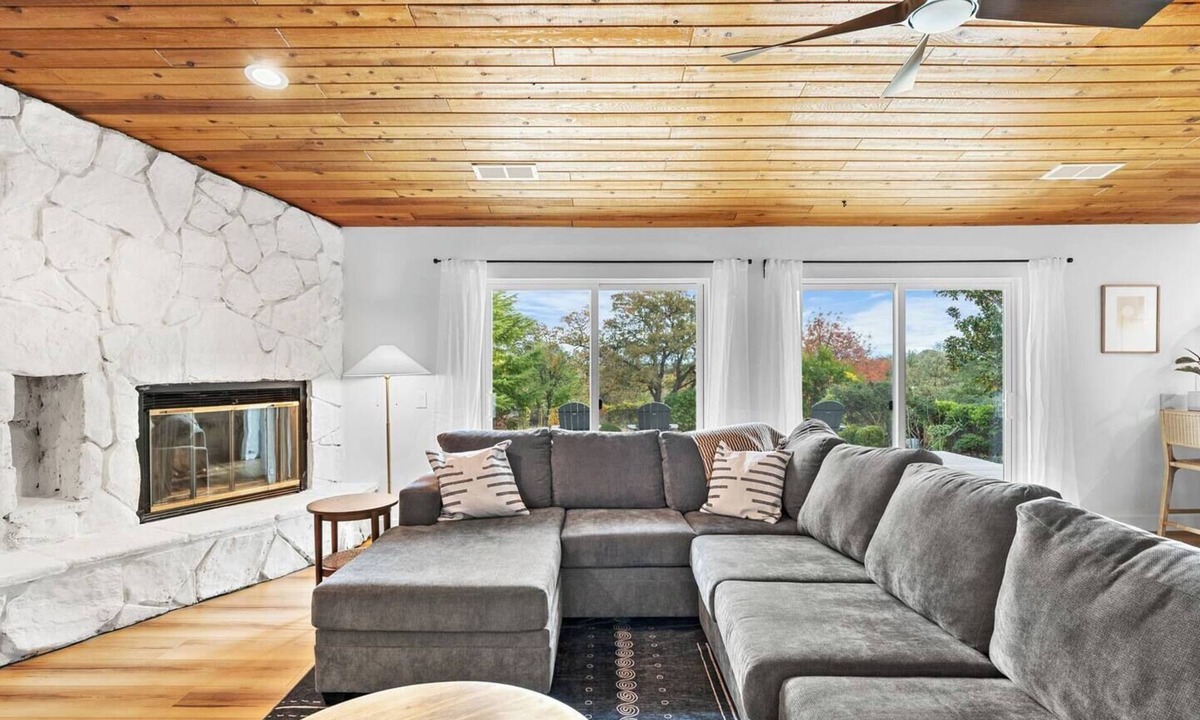 North Hilltop House | Guests call this stay the standard. Top 1% home, 4.95 stars. Fully fenced half-acre yard, mountain views, EV charging, garage parking, and fast WiFi — everything families and pets need for an easy stay in Redding.