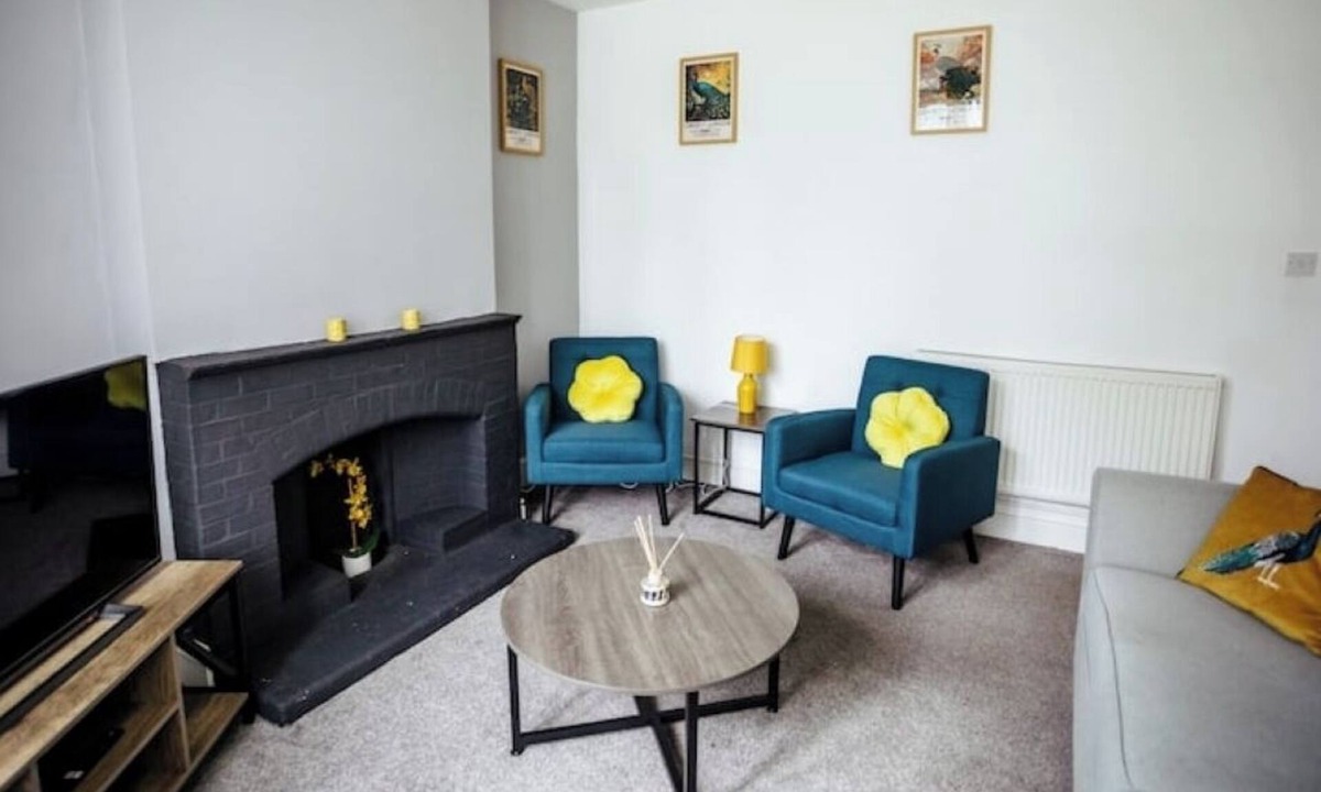 Hagley House | Hagley Home Large Detached 4 Bed Driveway