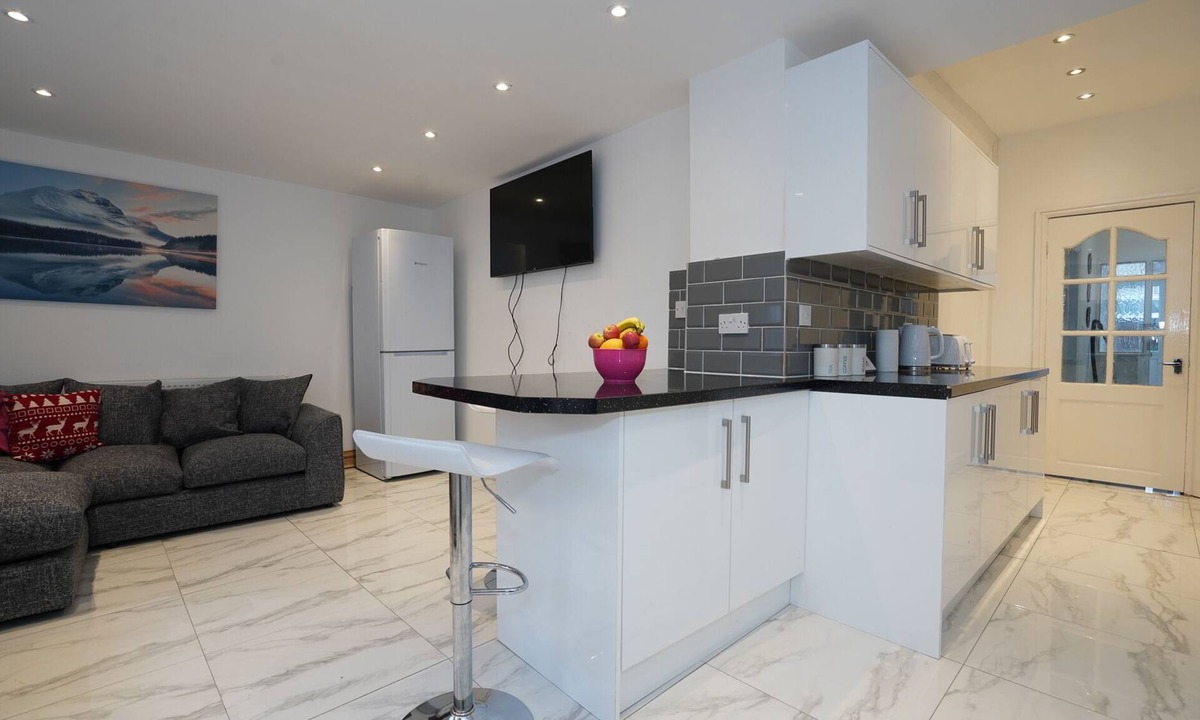 Quinton House | HAGLEY ROAD WEST. 5 BEDROOMS HOUSE with 7 beds SLEEPS 7-10