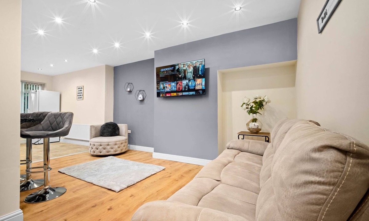 Birmingham House | Harborne House 4 bedroom Contractor Qe Hospital