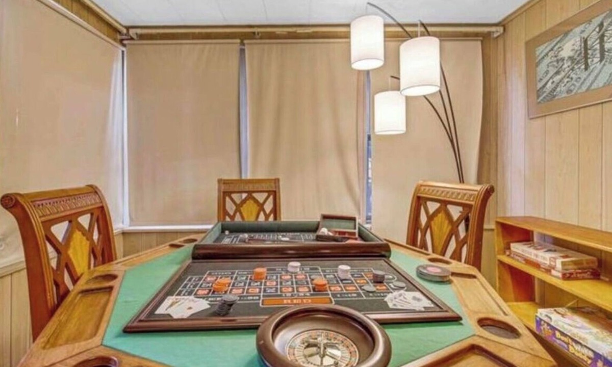 Gary House | Hardrock Hide-Away! 5-bedroom house with 5 queen beds. Close to Casino