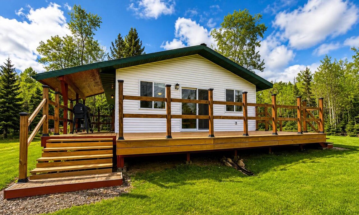 Northland House | Hardwood Hideaway