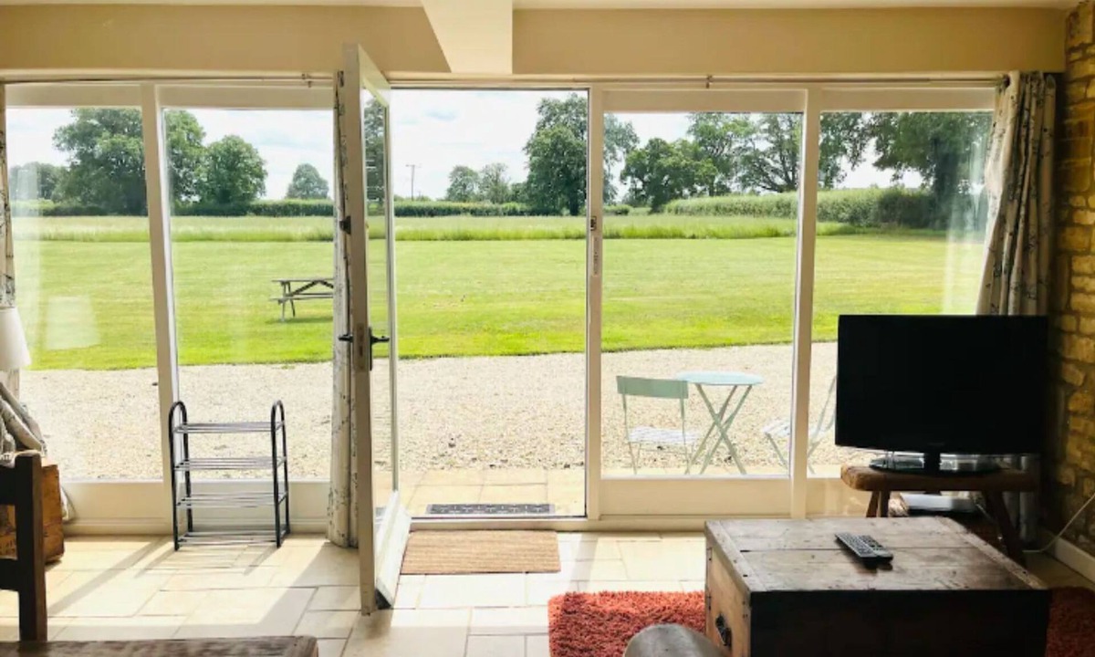 Bourton-on-the-Hill House | Hare Cottage wonderful views and parking - Pass the Keys