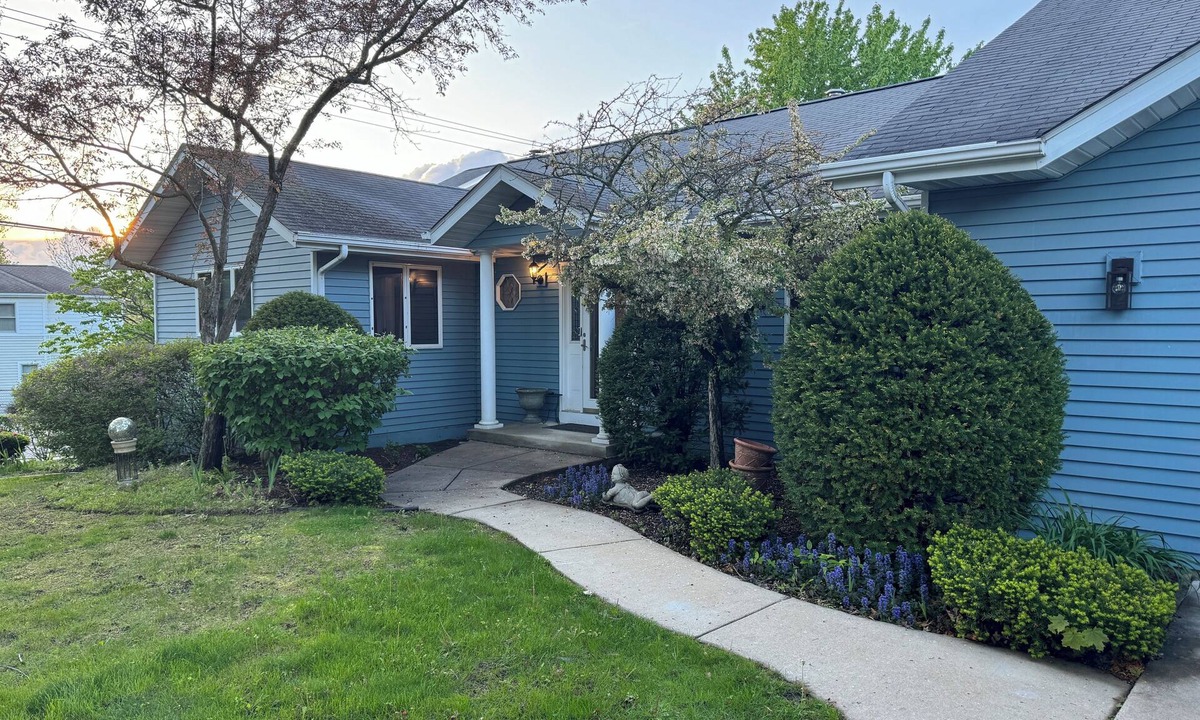 Twin Lakes House | Harrys Lake front, jacuzzi, sunset Dream Home!