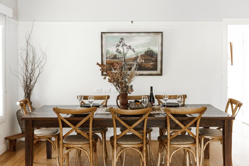Warburton House | Hey Little Joe - Cosy Retreat with Mountain Views