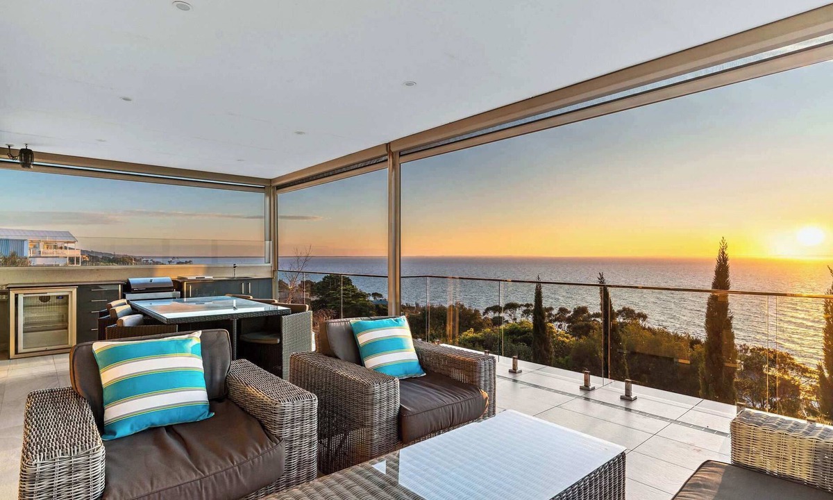 Mount Martha House | Hillside Luxe | Spa & Bay Views