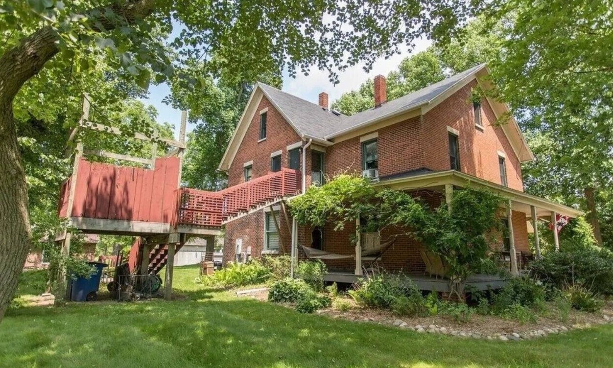 Tryon Farm House | Historic Farmhouse with Hot Tub, Treehouse Shower, & Chickens!