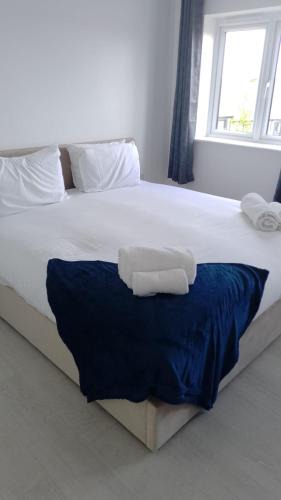 Belluton House | Huge 4 Bed House with parking and garden