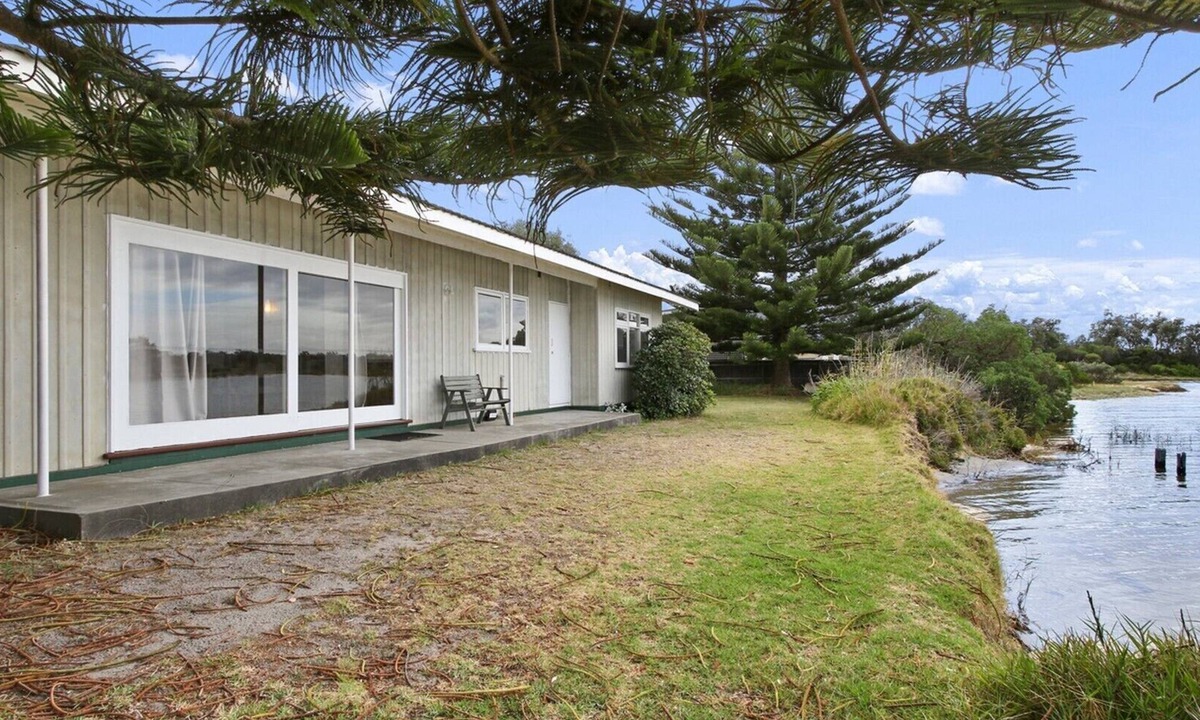Lakes Entrance Hotel | Jetty Road on the Beach | Beachside Retreat
