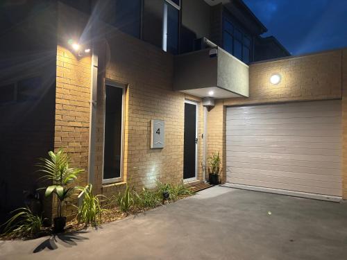 Rosebud House | JettyWalk, Stunning 3br townhouse, walk to beach